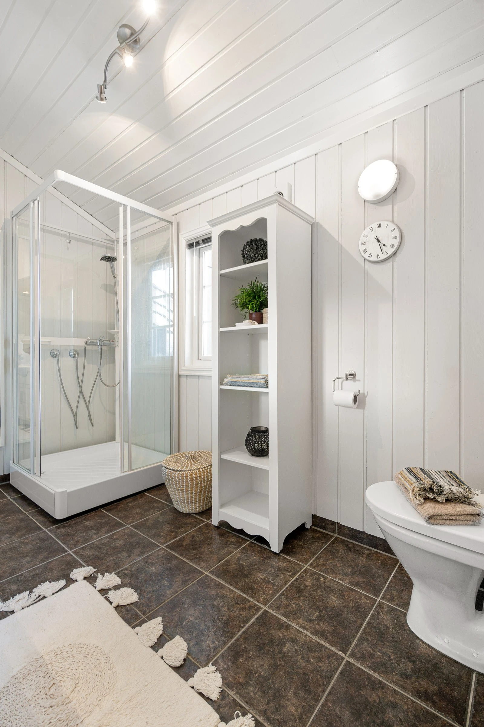 Rommet varmes opp med varmekabler i gulv Galleribilde