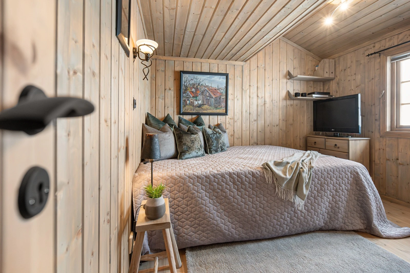 Soverom med adkomst fra gang på hovedplan Galleribilde