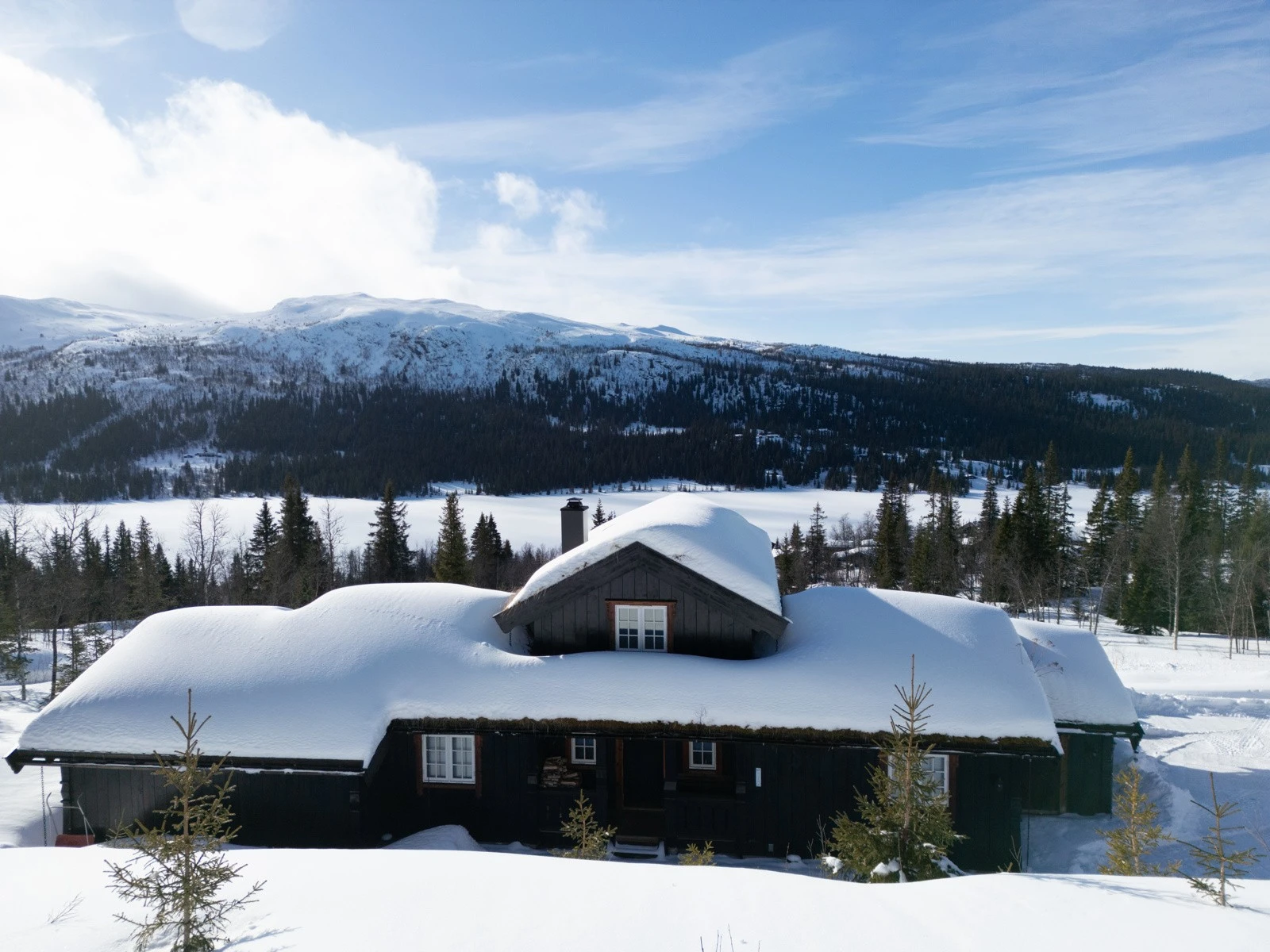 Fritidsboligen ligger flott til med fantastisk utsikt mot både Synnfjorden og Synnfjell. Med andre ord, her får du både i pose og sekk! Galleribilde
