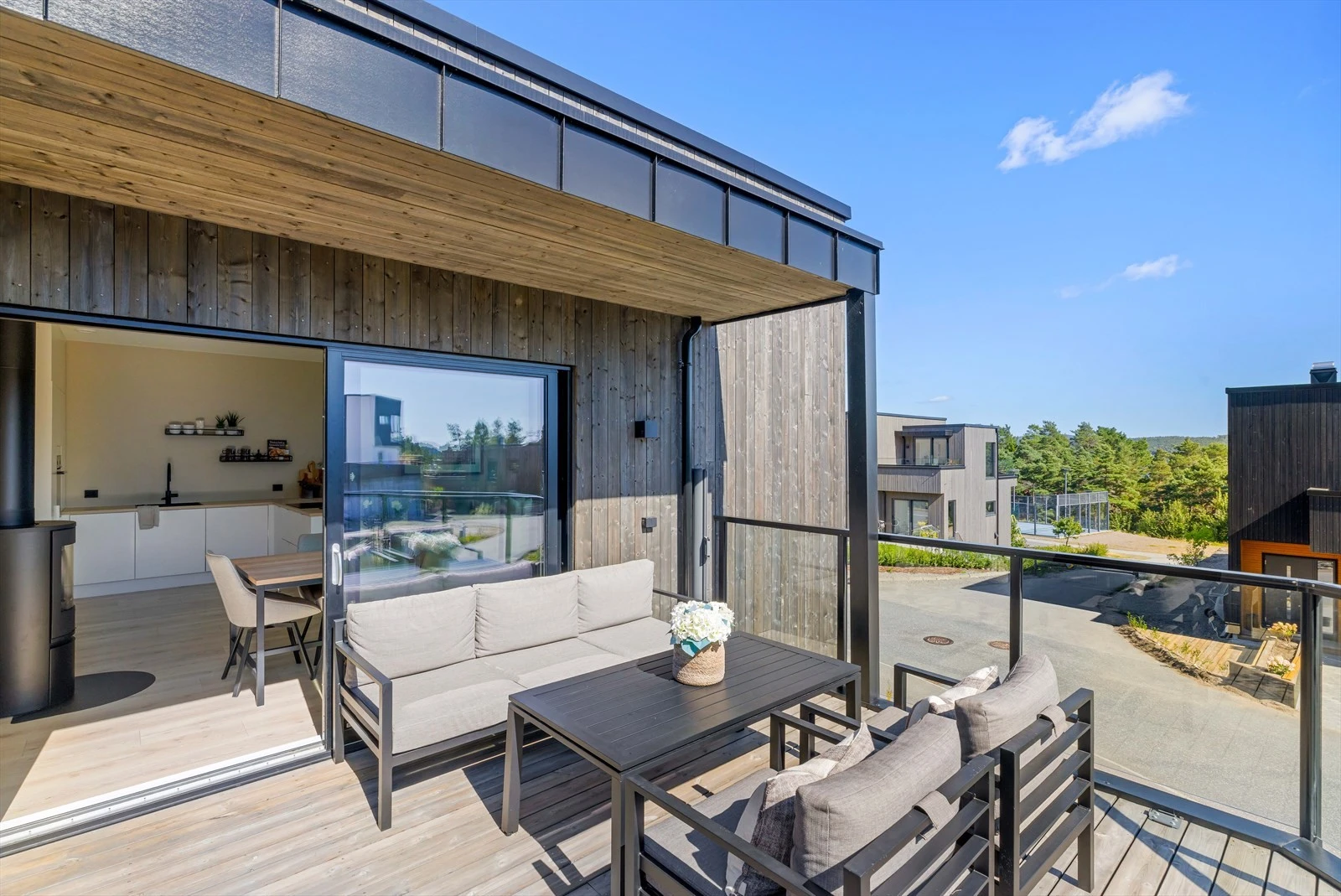 Boligen er bygd i 2023, med oppgradert standard samt gjennomtenkte valg. Det er god plass til å parkere bilen på tomten. El.lader montert. Galleribilde