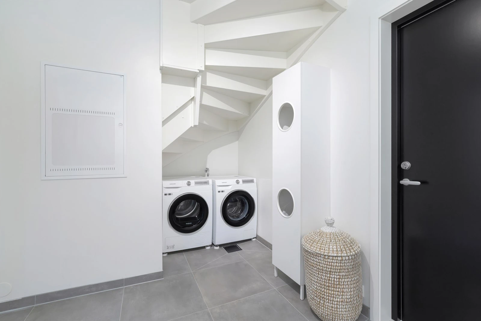 I etasjen er det er praktisk vaskerom/ bod (opprinnelig godkjent som bod) med egen inngangsdør fra siden av boligen. Galleribilde