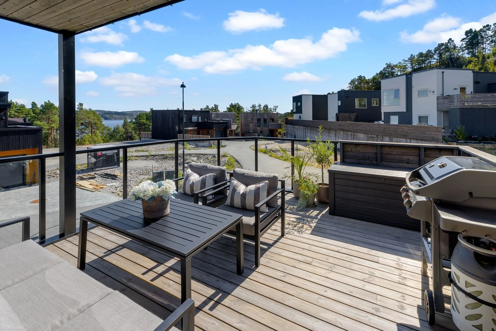 Fra stuen/ kjøkkenet er det utgang til terrasse med god plass til utemøblement, grill mm. Gode solforhold. Galleribilde