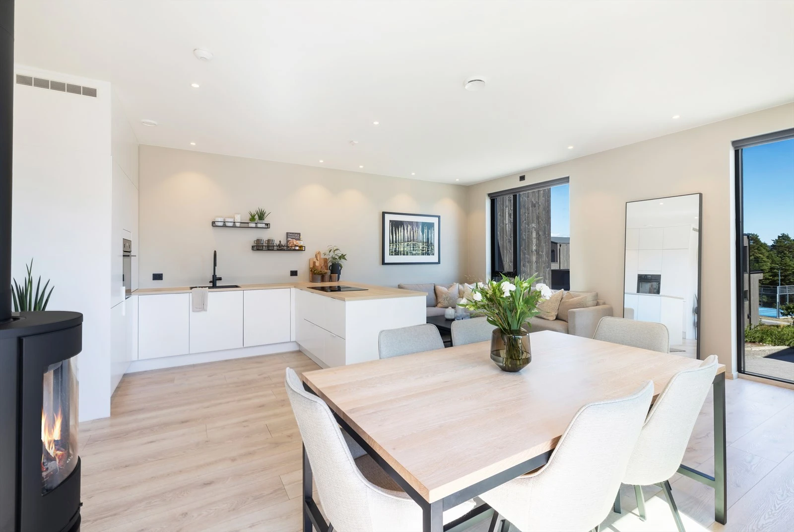 Nyere, oppgradert bolig med solrike uteplasser og attraktiv, barnevennlig beliggenhet. 4 soverom og 2 bad. Carport Galleribilde