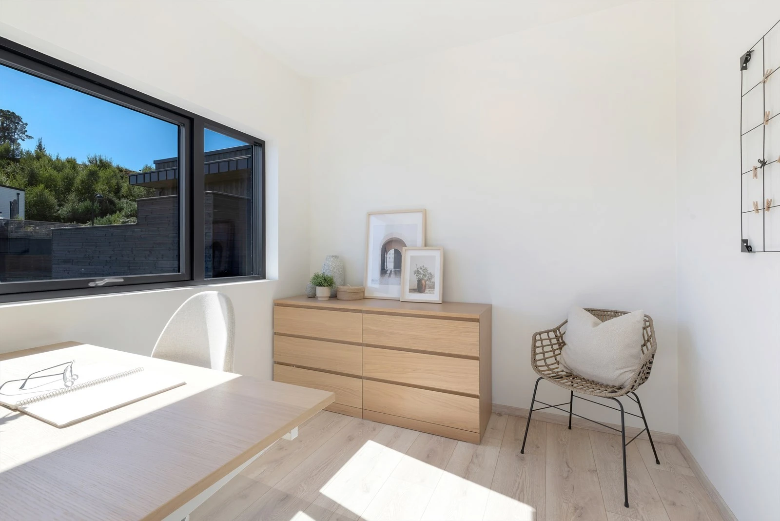 Boligens fjerde soverom er plassert i denne etasjen, med inngang fra stue/ kjøkken Galleribilde