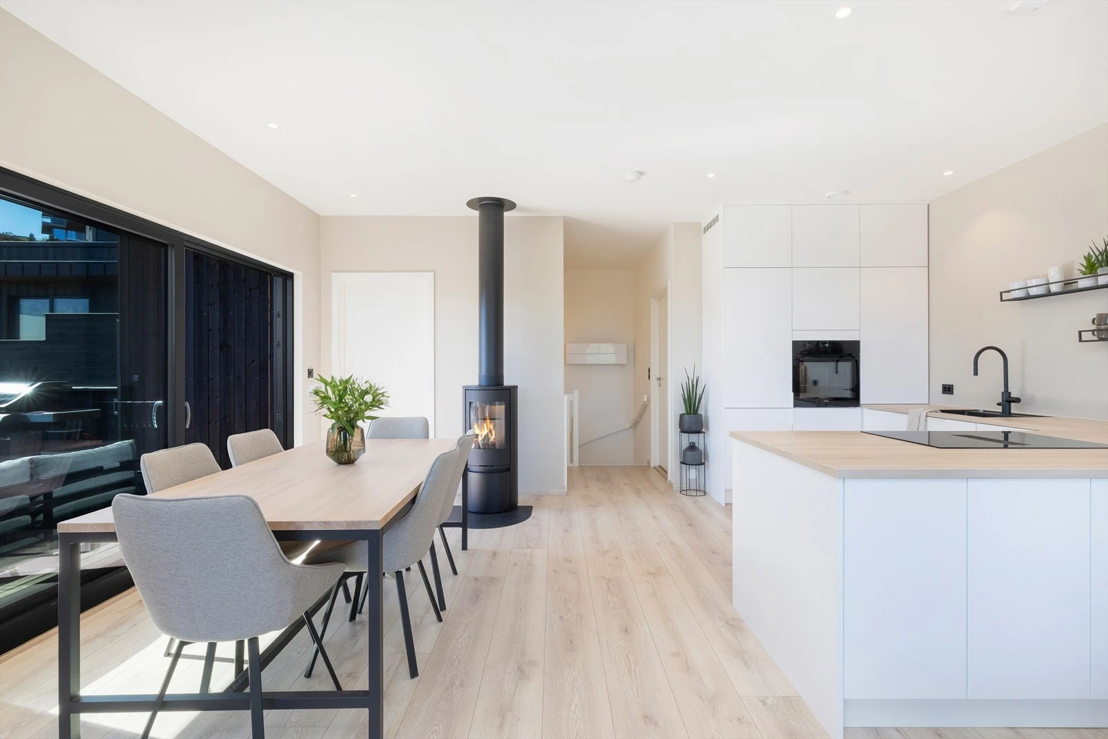 Peisen sørger for god varme i og hygge på kaldere dager. Varmepumpe montert i overgangen mellom 1 og 2 etasje. Galleribilde