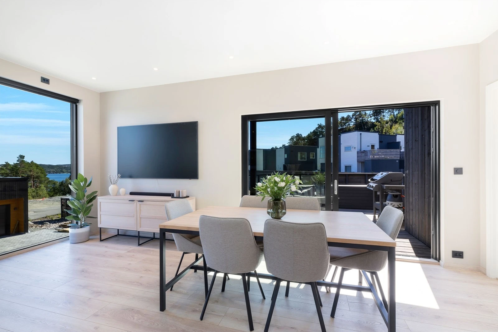 Herfra er det flott utsitk, samt utgang til terrasse med god plass til utemøblement, grill mm. Gode solfhorhold. Galleribilde