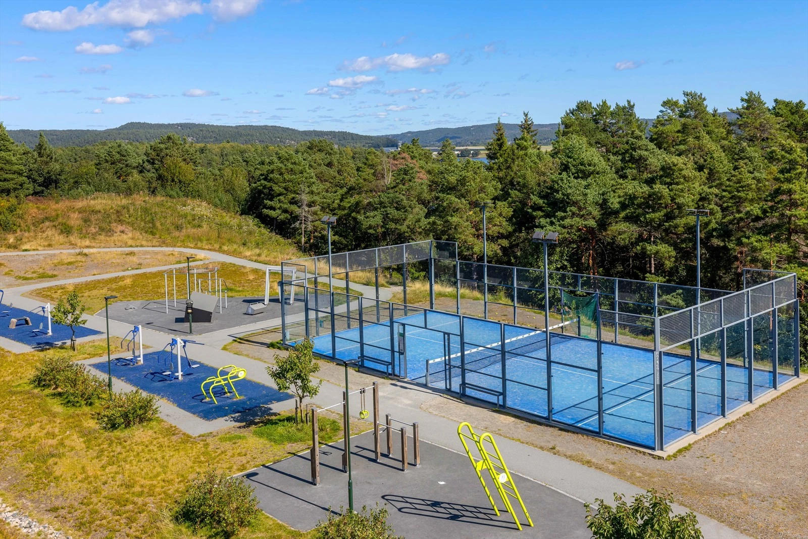 1 minutt til gratis paddel-tennisbane og utendørs treningsanlegg Galleribilde