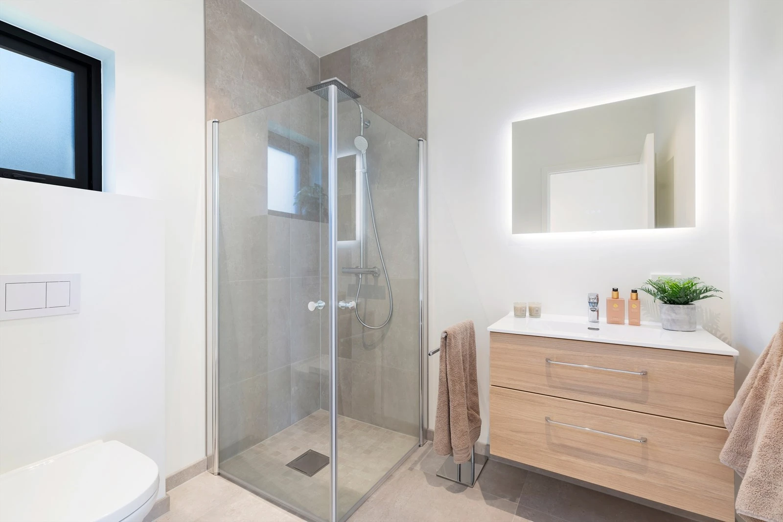 Baderom 2. etasje. Lekkert og delvis flislagt baderom. Galleribilde