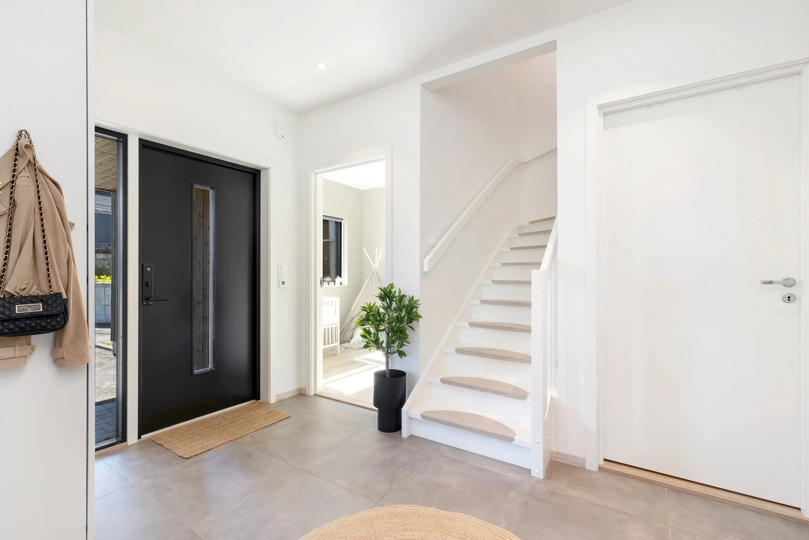 Bilen parkeres på tomten og herfra er det videre adkomst til boligens gang med god plass til å henge fra seg yttertøy og sko. Galleribilde