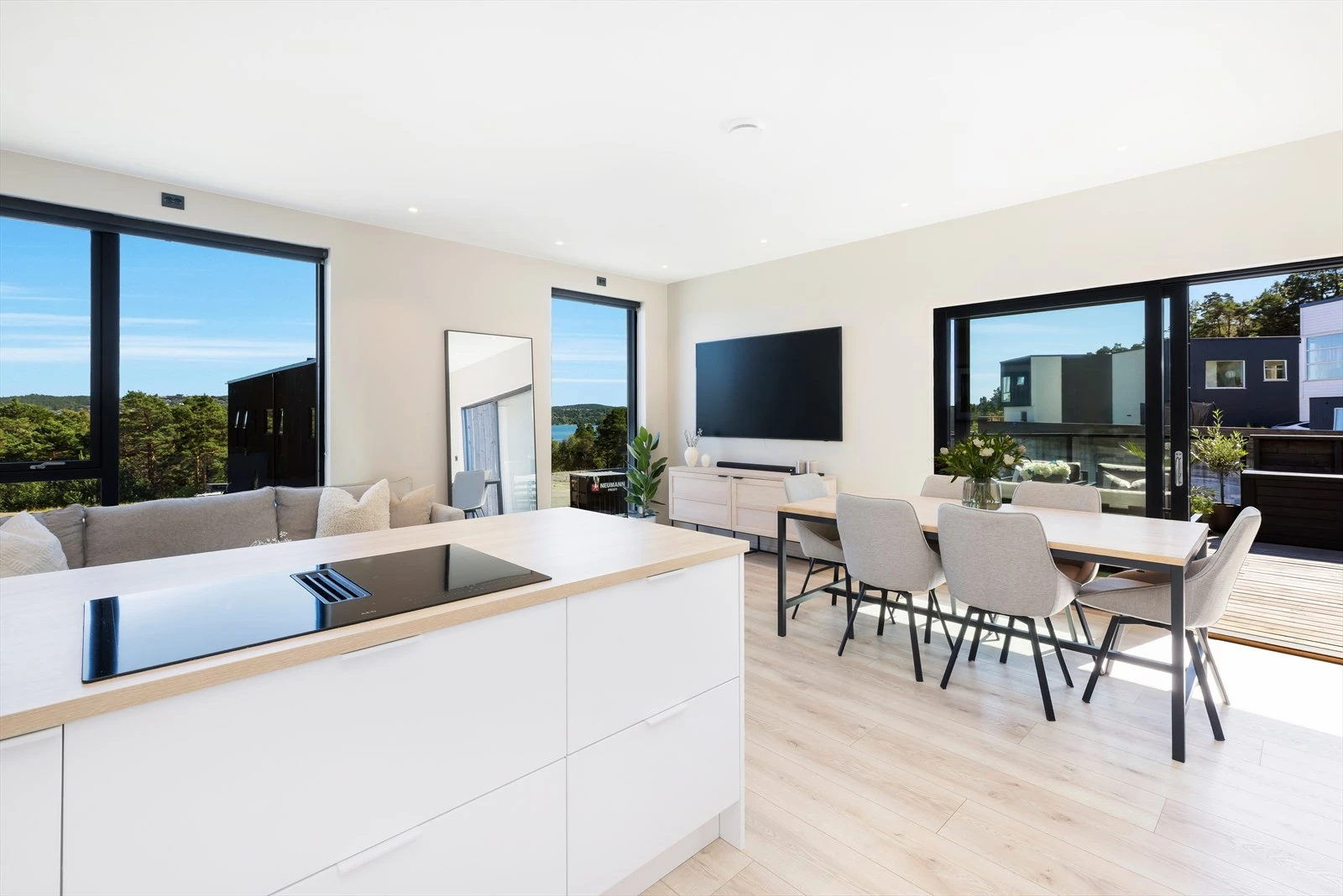 Vi starter med boligens hovedrom, stuen og kjøkkenet. Galleribilde