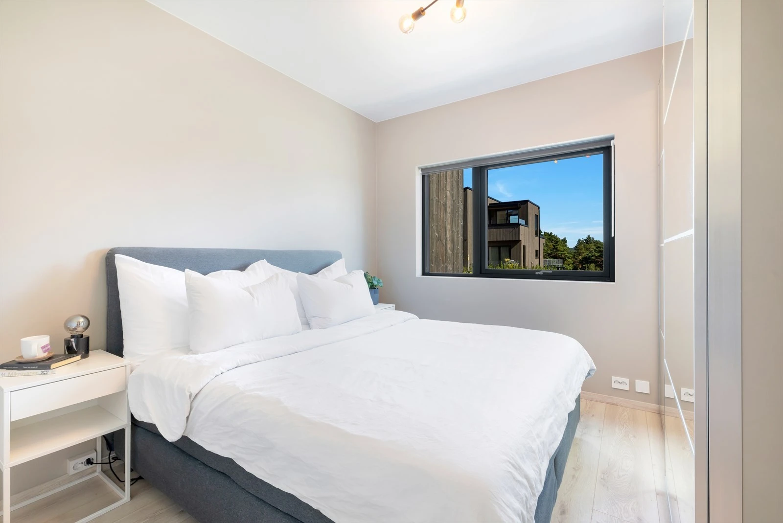 I etasjen er tre av boligens fire soverom. Hovedsoverommet har plass til stor seng med tilhørende møblement, samt garderobe. Galleribilde