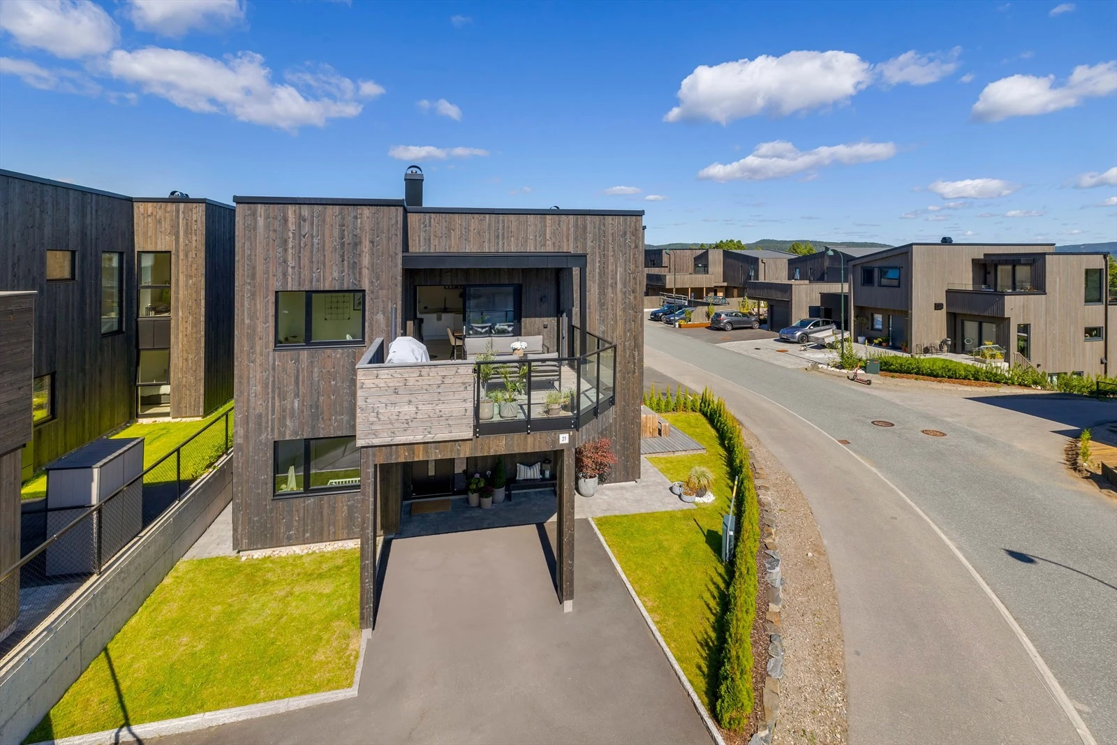 Det er god plass til å parkere bilen i carport og på tomten. El.lader montert. Galleribilde
