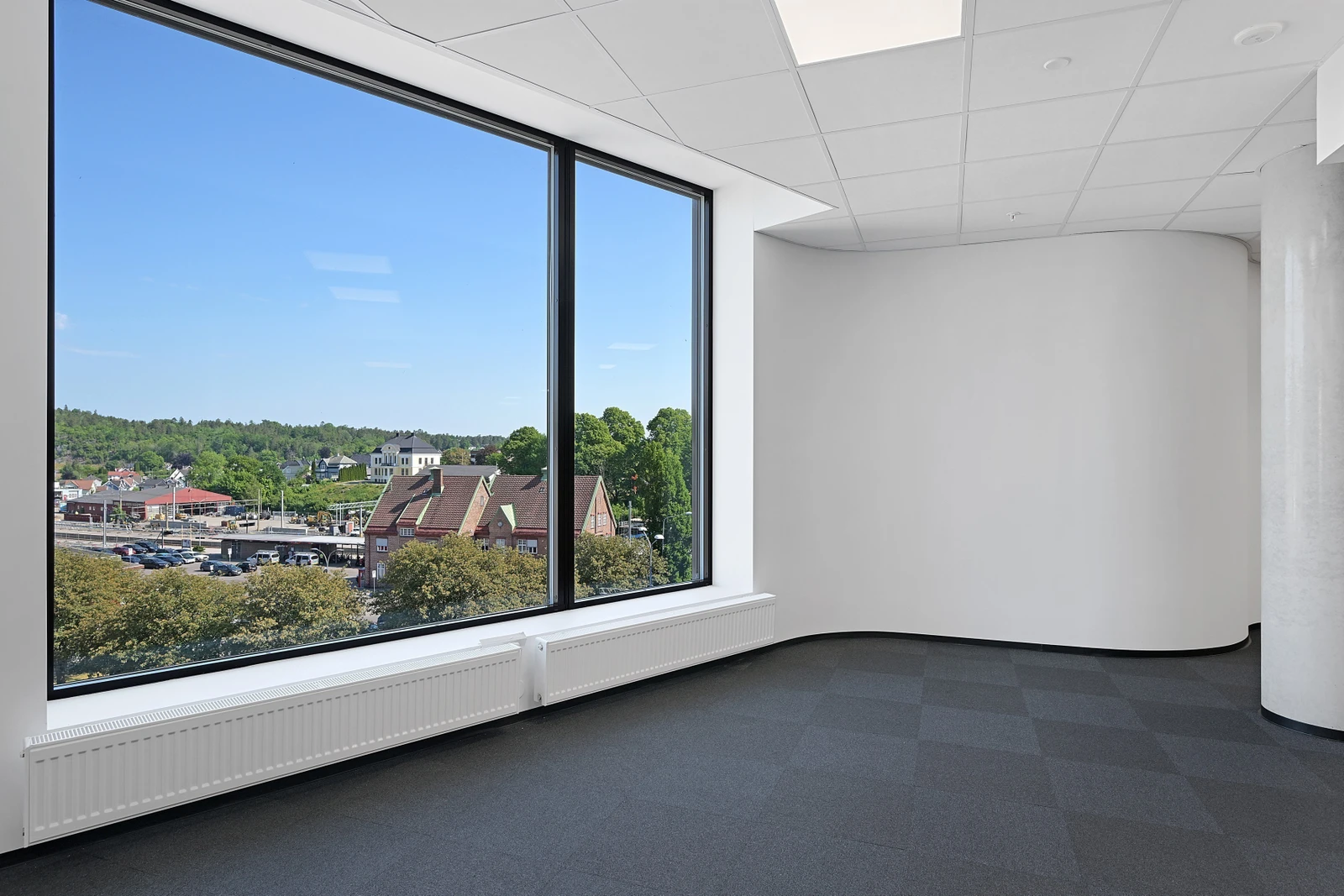 Togstasjonen ligger et minutts gange fra bygget.
Foto: Kristian Bollæren Galleribilde