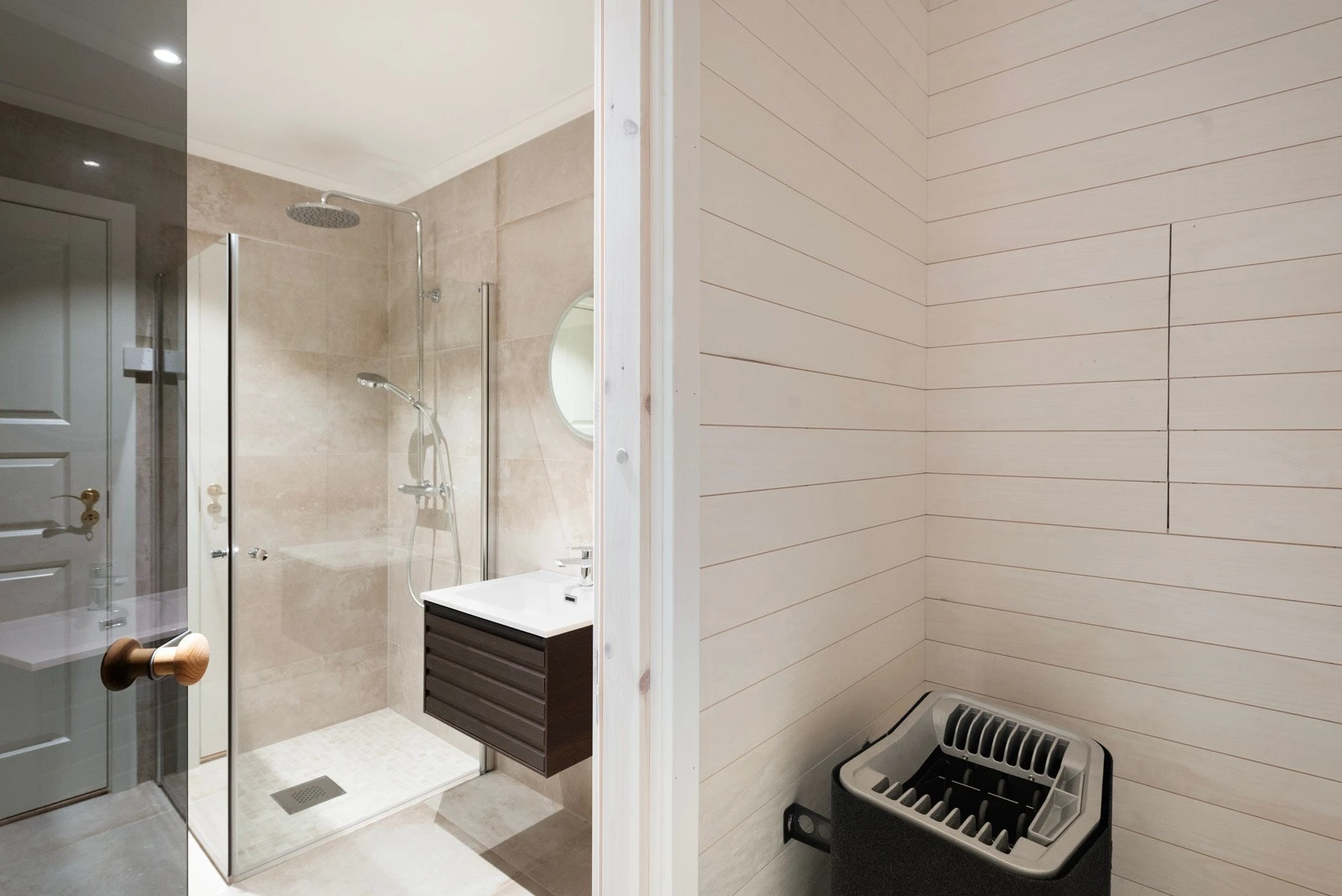 Badstuen skaper en luksuriøs og avslappende atmosfære for en perfekt wellnessopplevelse Galleribilde