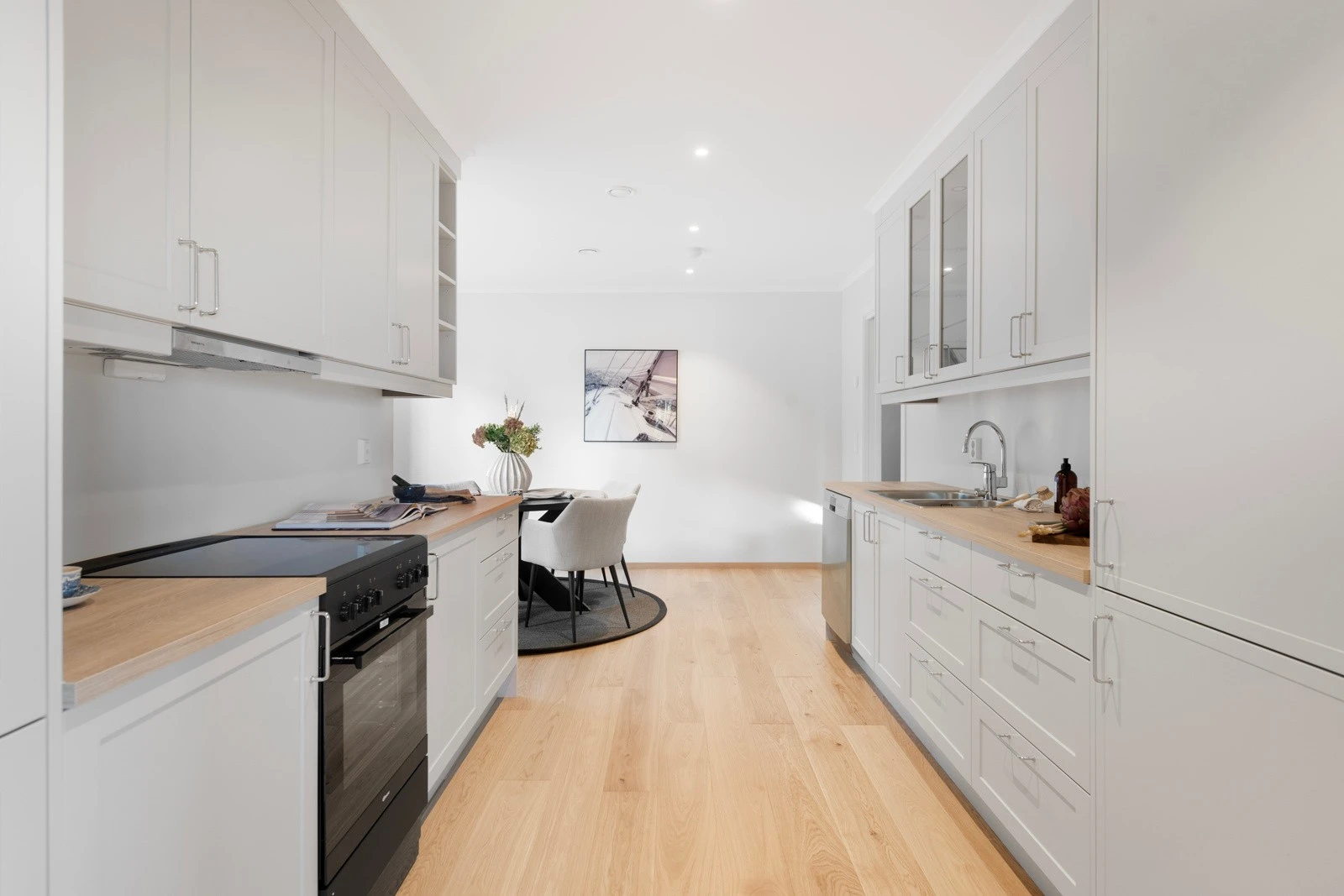 Kjøkkenet har integrerte hvitevarer som gir et elegant, sømløst preg Galleribilde