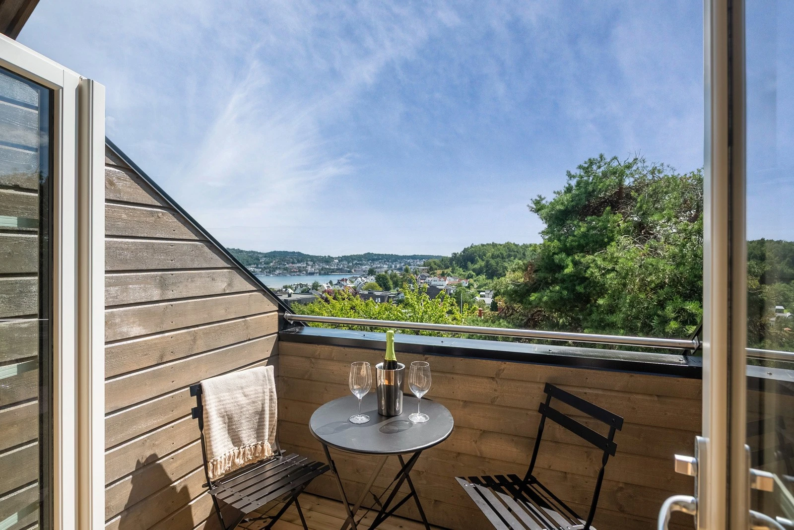Fra balkongen har du utsikt til fjorden Galleribilde
