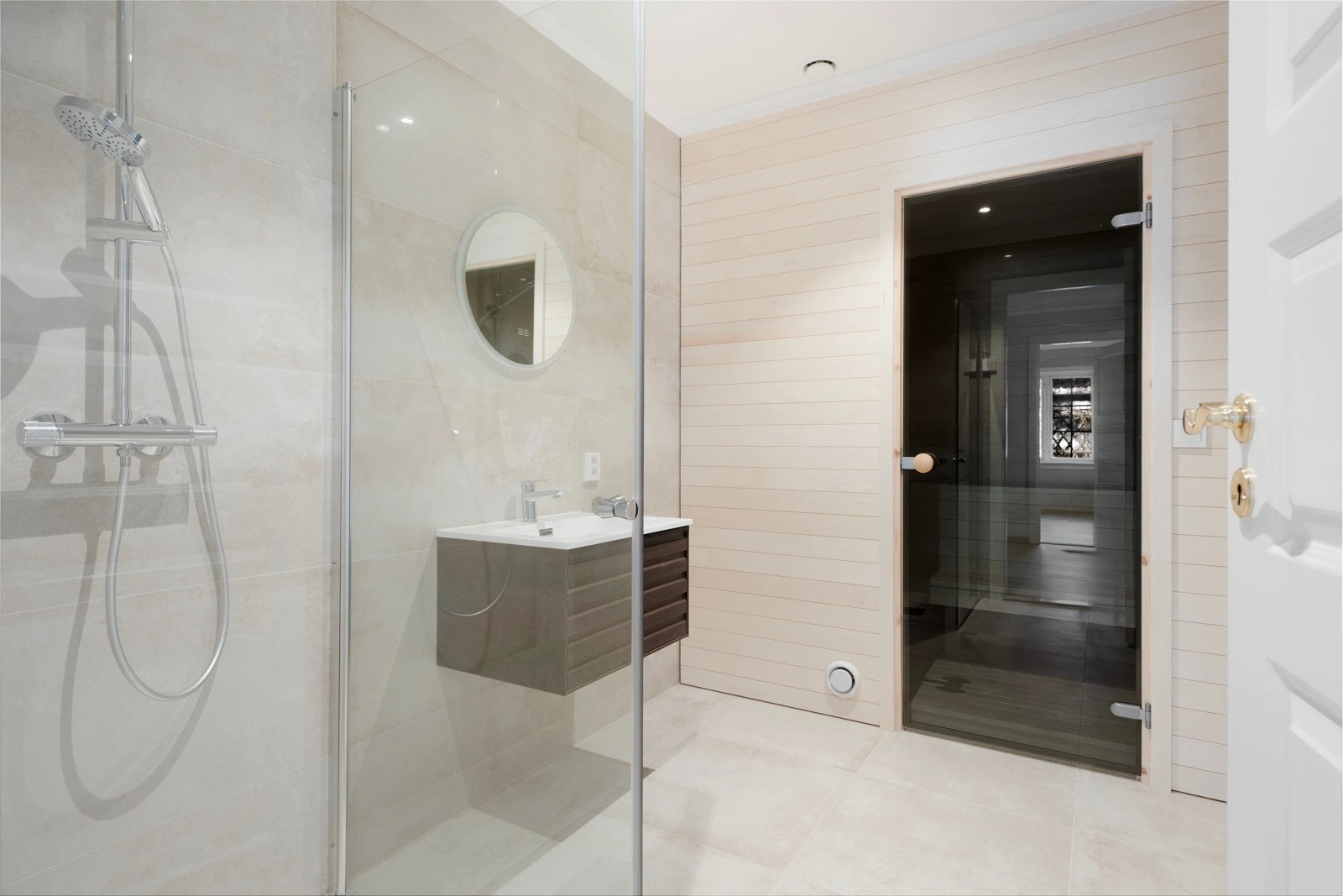 Det andre baderommet har et stilfult servantskap fra Lind, rundt speil med lys bad, dusj og adkomst til badstue Galleribilde