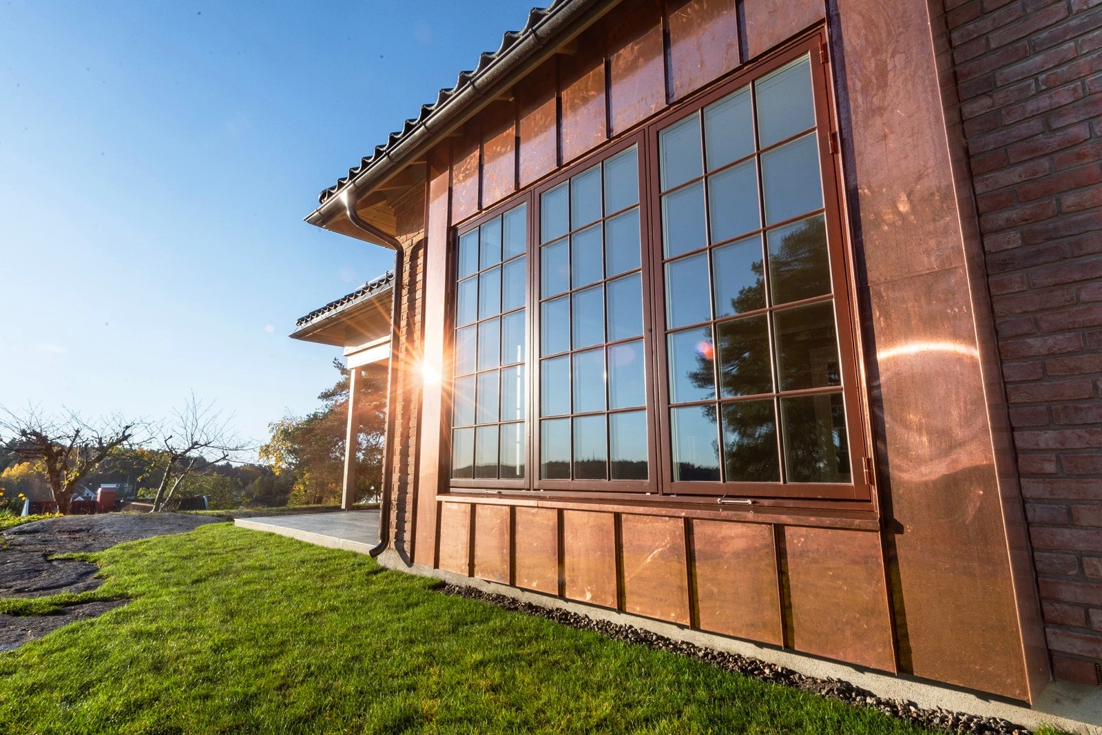 "Engelsk" karnappvindu med kobberbeslag gir en tidløs og elegant touch til hjemmet Galleribilde