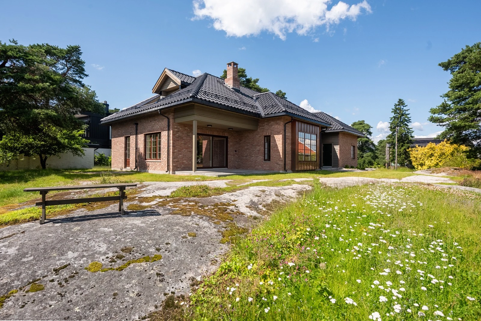 Rålekker klassisk designet teglesteinsvilla med eksklusiv standard Galleribilde