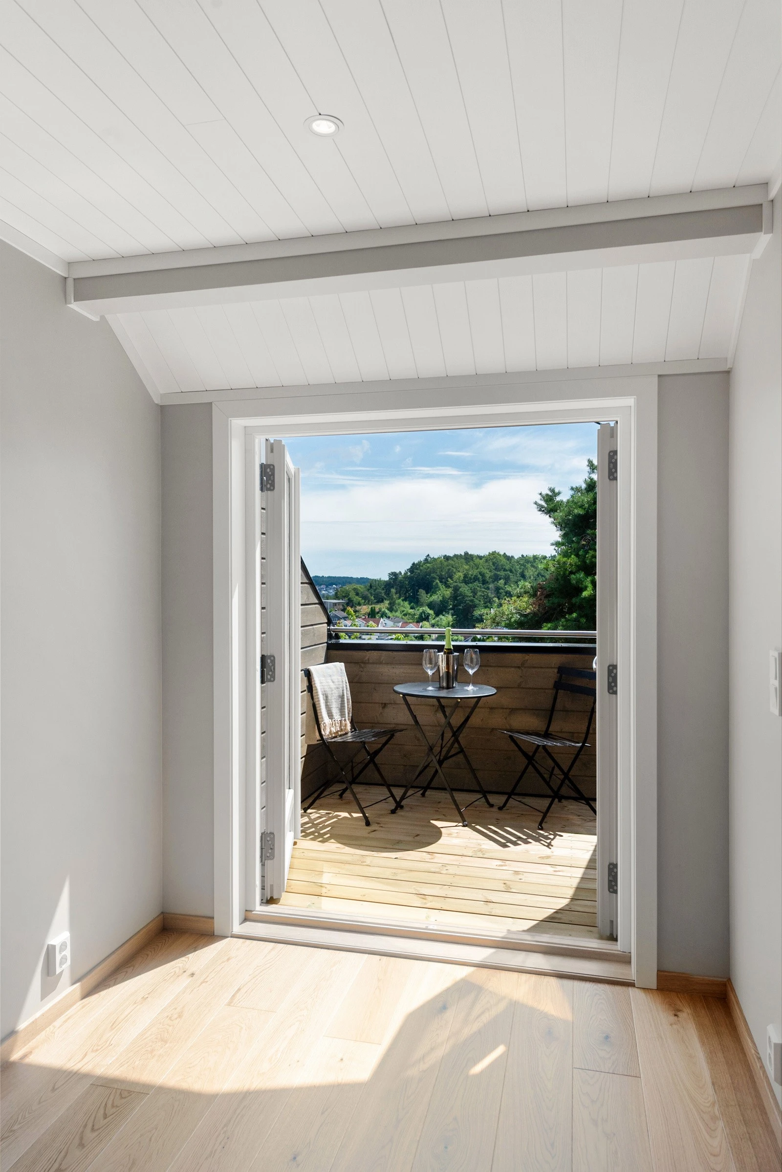 Utgang til solrik balkong - perfekt for morgenkaffen eller sene sommerkvelder Galleribilde