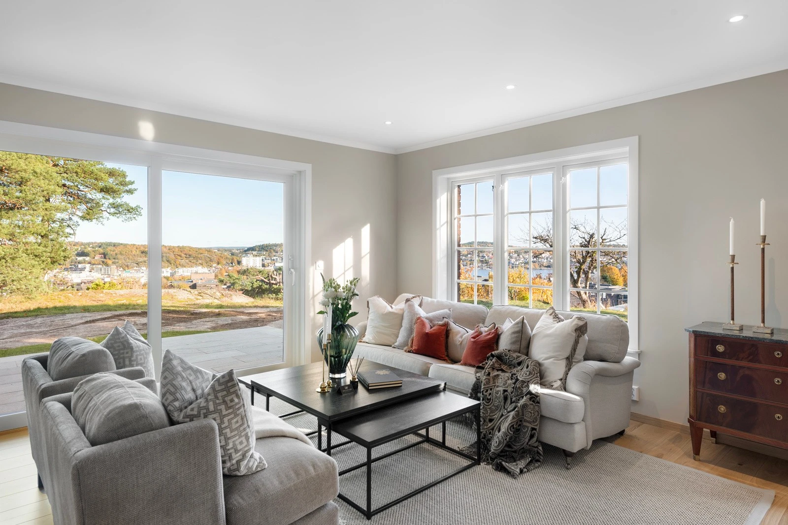 Denne stuen har rikelig med plass til en romslig sofagruppe, perfekt for avslapning og hygge Galleribilde