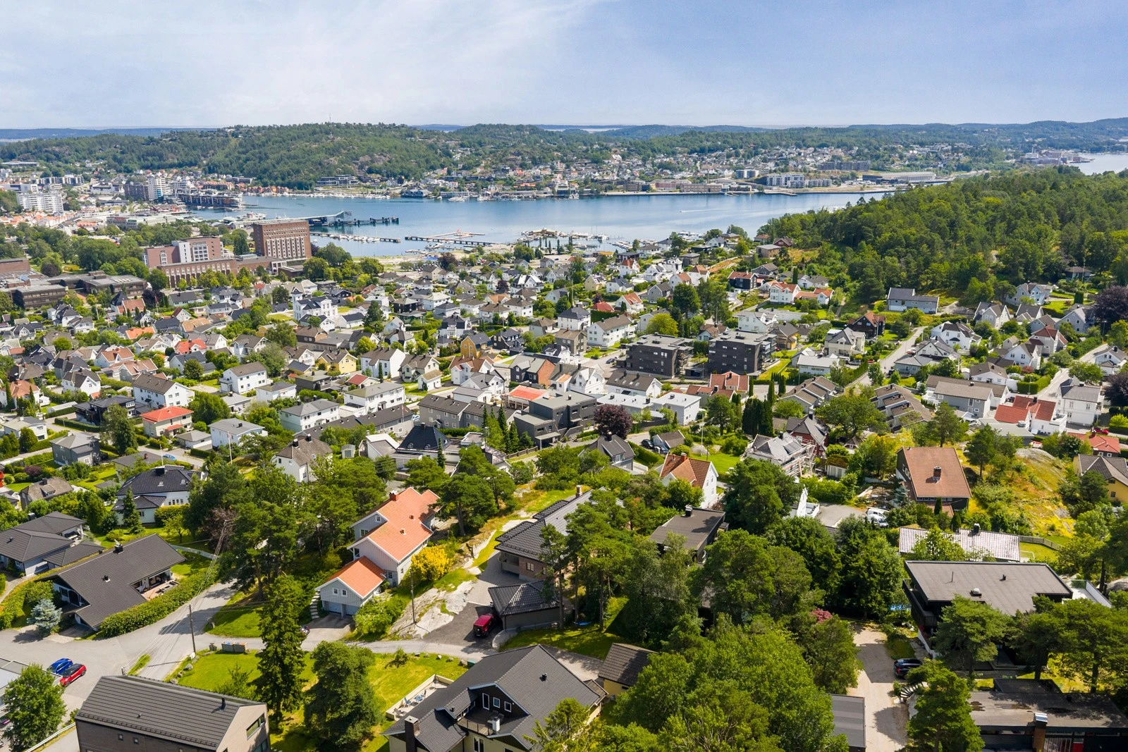 Med en beliggenhet sydvendt på Hauan får man en utsikt få eiendommer kan skilte med! Galleribilde