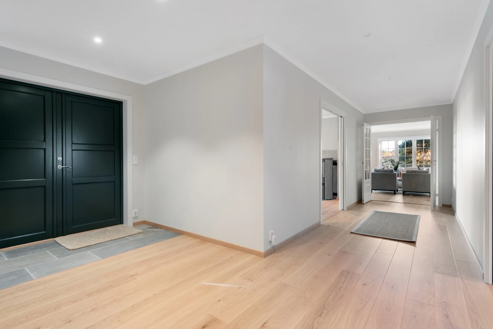 Med store åpninger mellom rommene og downlights i taket har du en åpen og luftig atmosfære Galleribilde