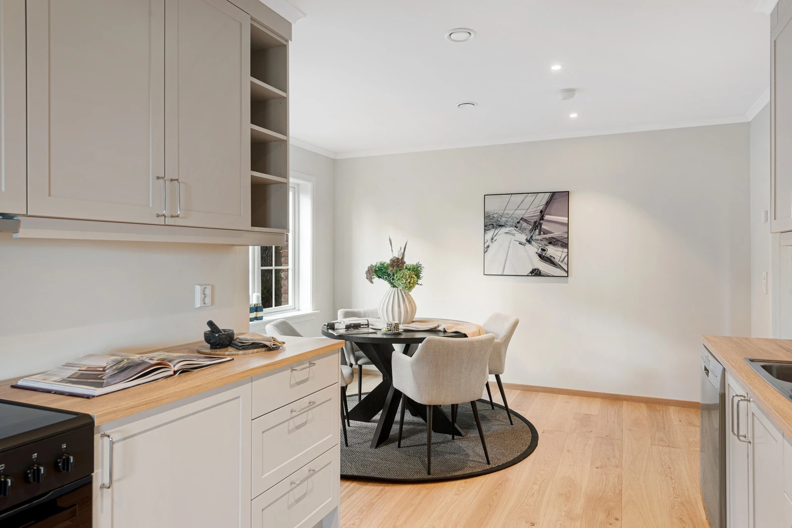 Kjøkkenet har god plass til et spisebord, noe som gjør det til det perfekte stedet for måltider med familie og venner. Galleribilde