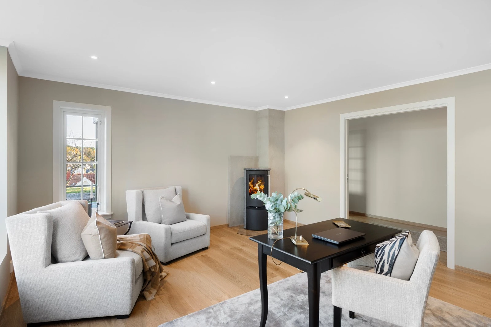 Vedovnen skaper en lun og behagelig varme som sprer seg gjennom hele rommet Galleribilde