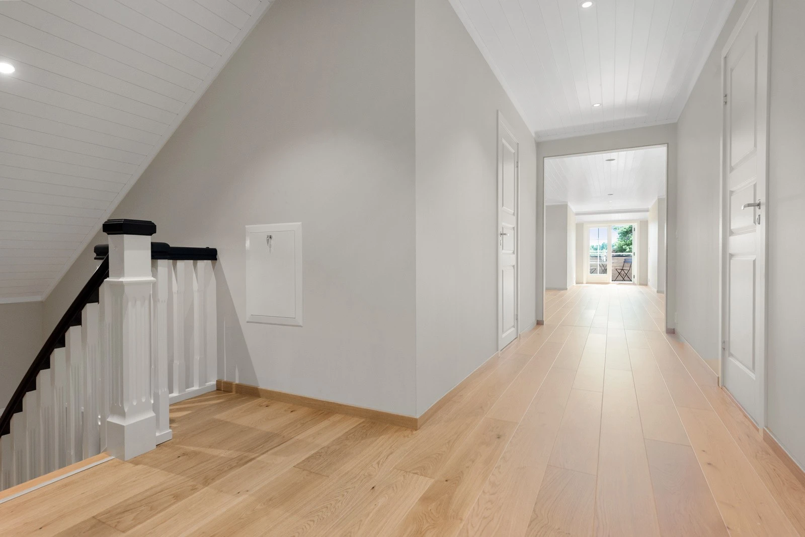 Førsteinntrykket fra 2. etasje: lyst, romslig og åpent Galleribilde