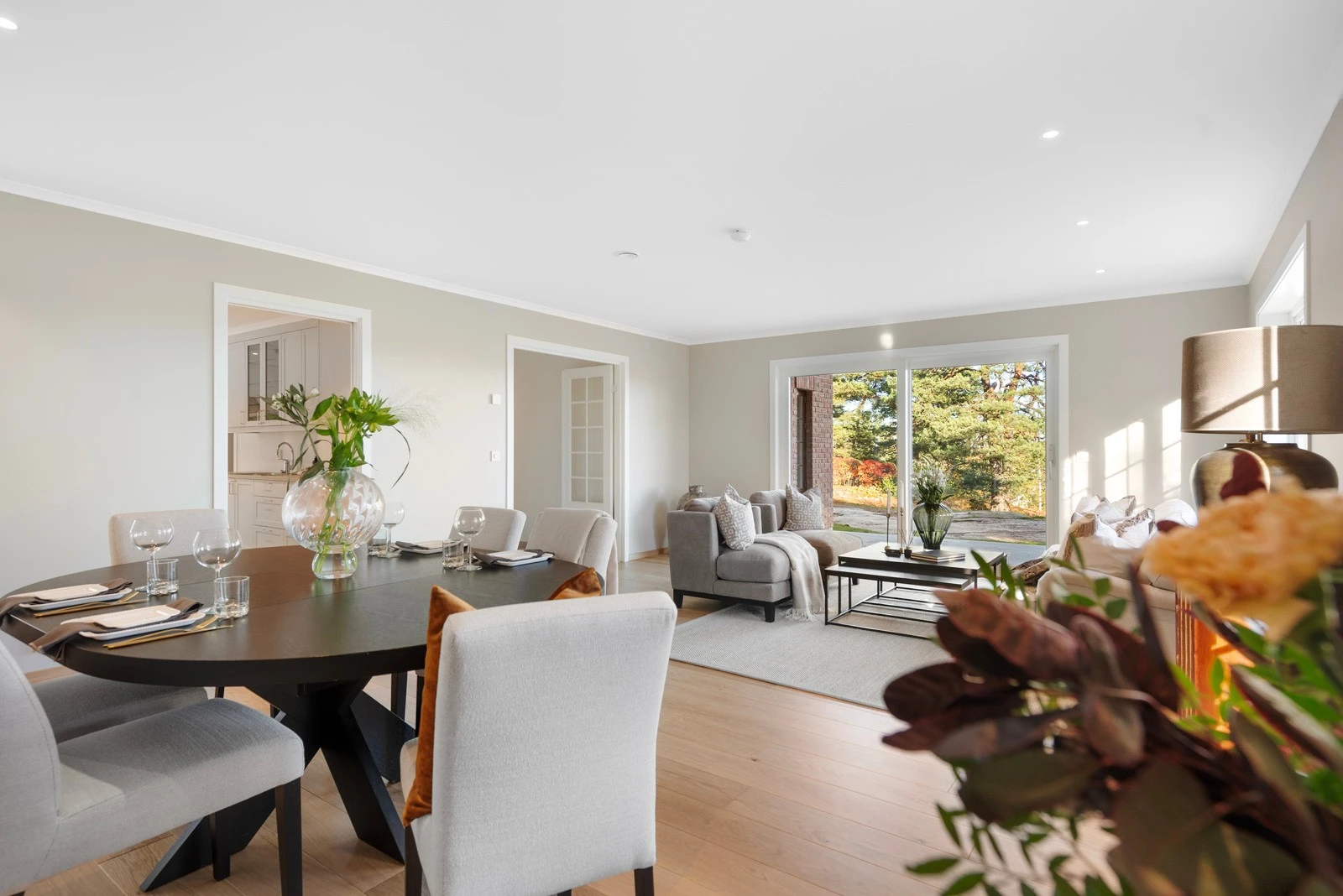 Med enkel adkomst til kjøkkenet og uteplasser fra stuen får du en praktisk og sømløs flyt i hjemmet. Galleribilde