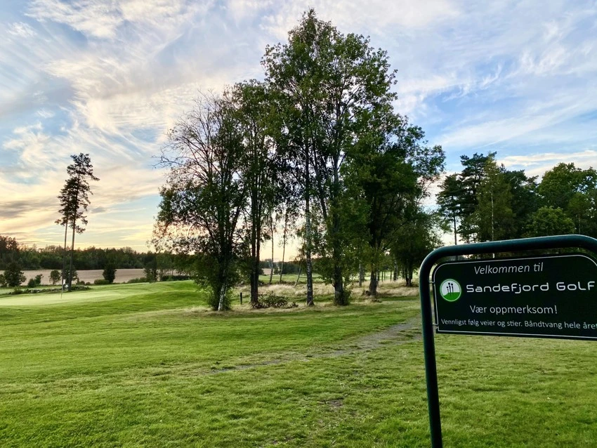 Lenger vest finner man byens golfbane Galleribilde