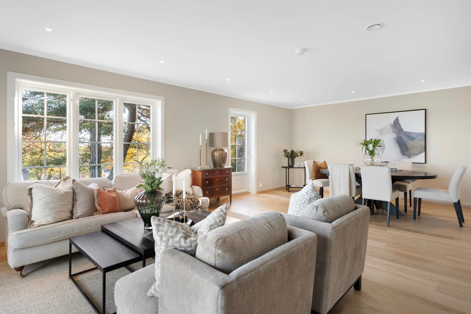 Her har du rikelig med plass til både romslig sofagruppe og en stilfull spisestue. Skap et hjem som passer perfekt til din livsstil Galleribilde