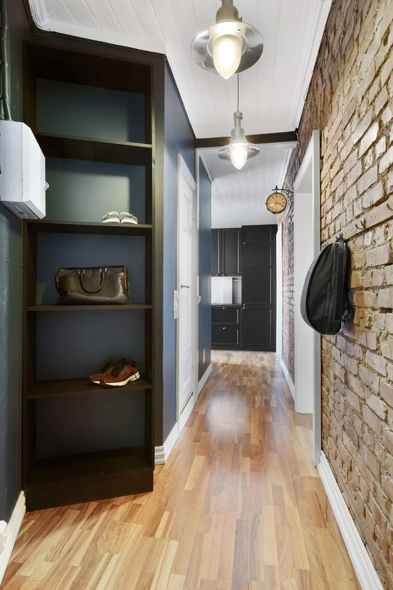 Gang m/skohylle og knagger til jakker Galleribilde