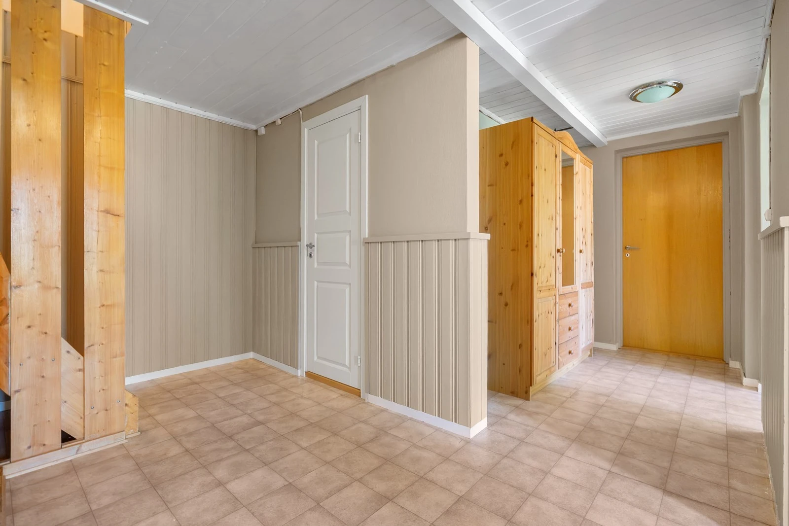 En lys og åpen gang som binder rommene i første etasje sammen. God plass til garderobeløsninger eller ekstra oppbevaringsmøbler Galleribilde