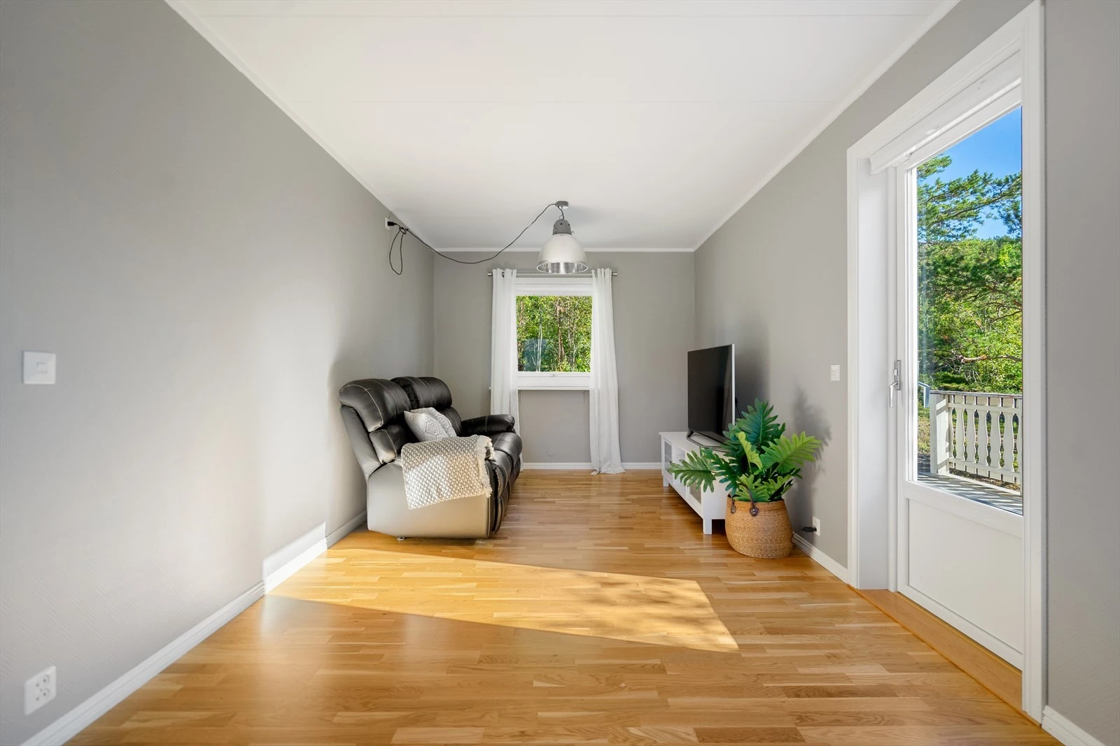 En egen TV-stue i tilknytning til hovedstuen gir rommet ekstra funksjonalitet Galleribilde