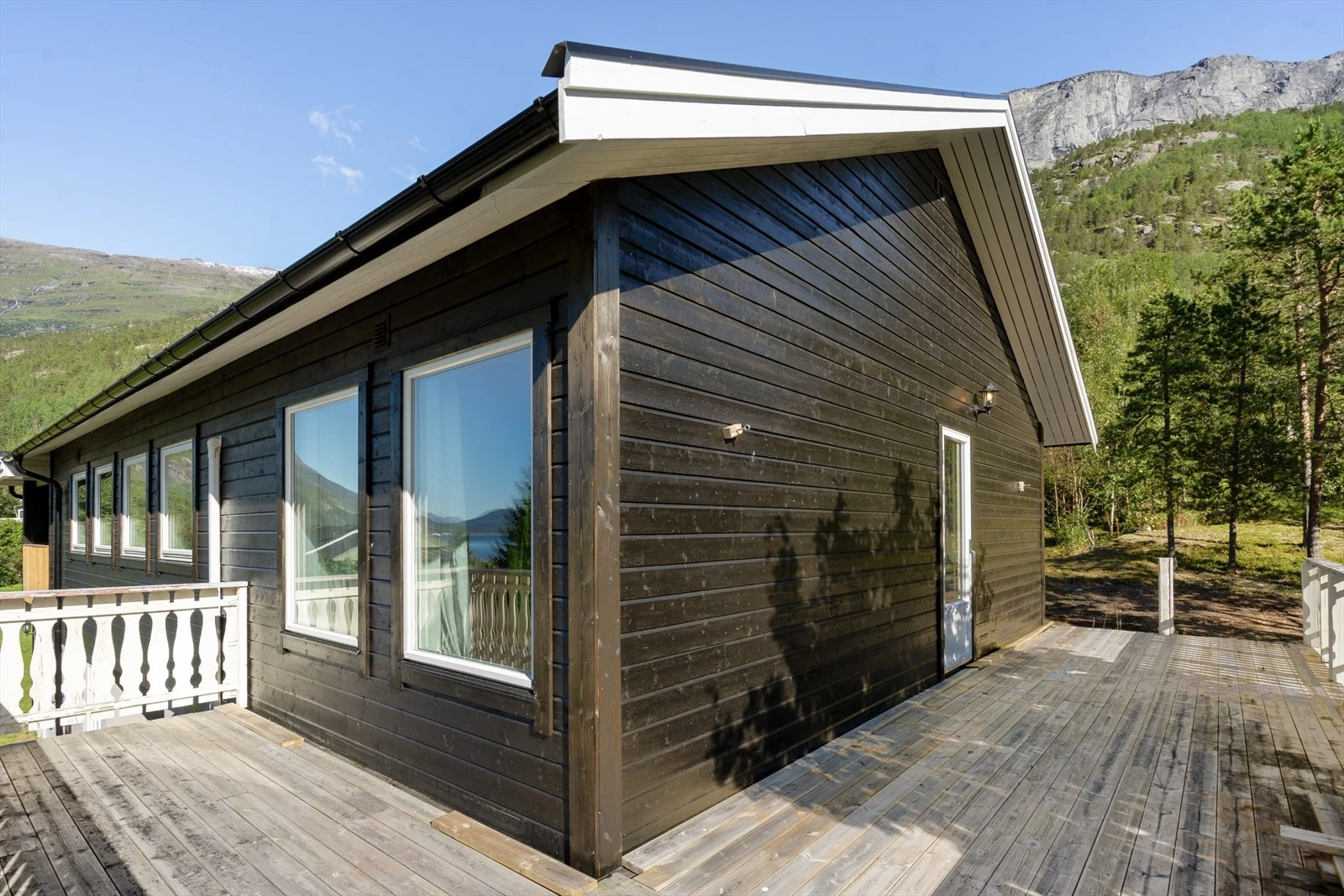 Fra terrassen får du en unik kombinasjon av fjell- og fjordutsikt - et perfekt sted å nyte rolige morgener eller lange sommerkvelder Galleribilde