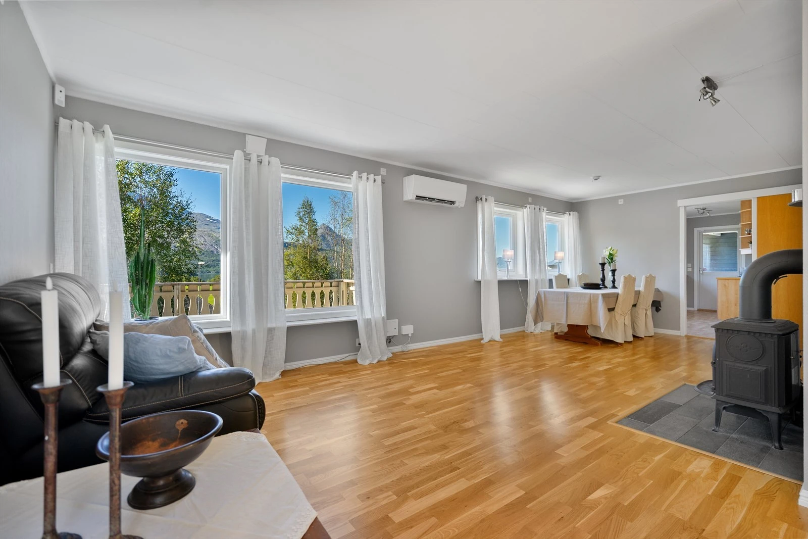 Lyse vegger og store vinduer gir et luftig preg og skaper en herlig atmosfære Galleribilde