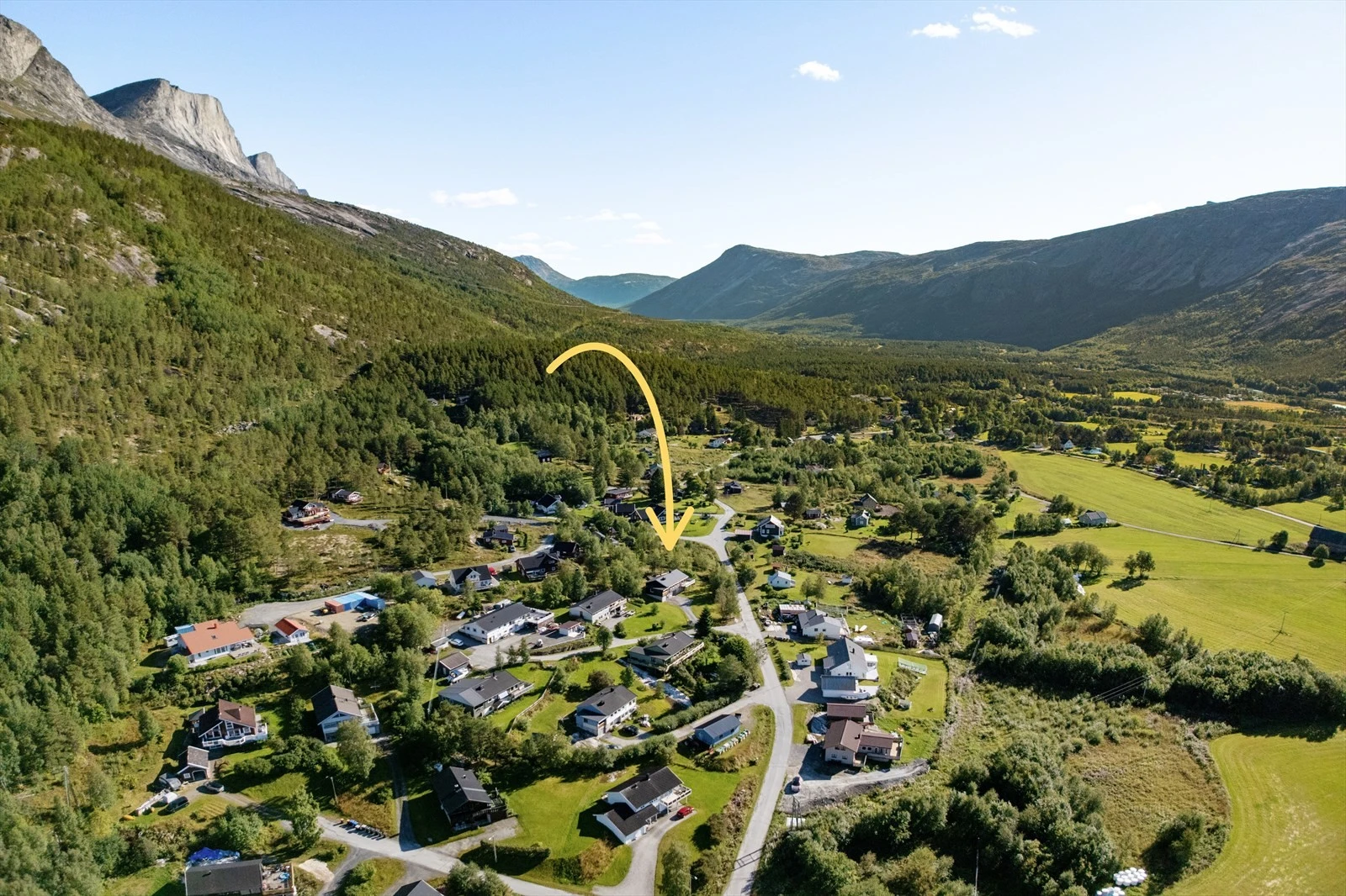Eiendommen er plassert i et rolig boligområde med nærhet til både friluftsliv og vakker utsikt - en perfekt kombinasjon av natur og bomiljø Galleribilde