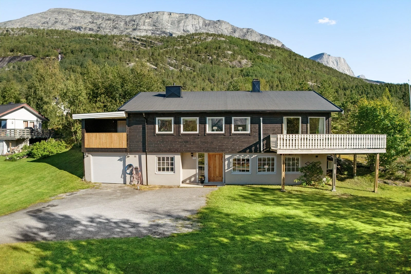 Innholdsrik enebolig med flott beliggenhet i naturskjønne Skjomen. Her får du god plass fordelt på flere rom, store vindusflater som slipper inn rikelig med lys, samt en romslig terrasse med utsikt mot vakker natur Galleribilde