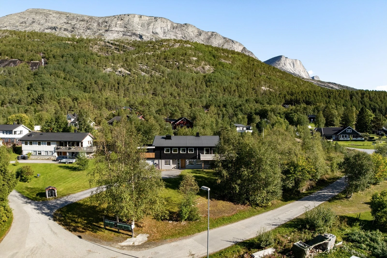 Boligen ligger i et trivelig og barnevennlig nabolag, med naturen som nærmeste nabo Galleribilde