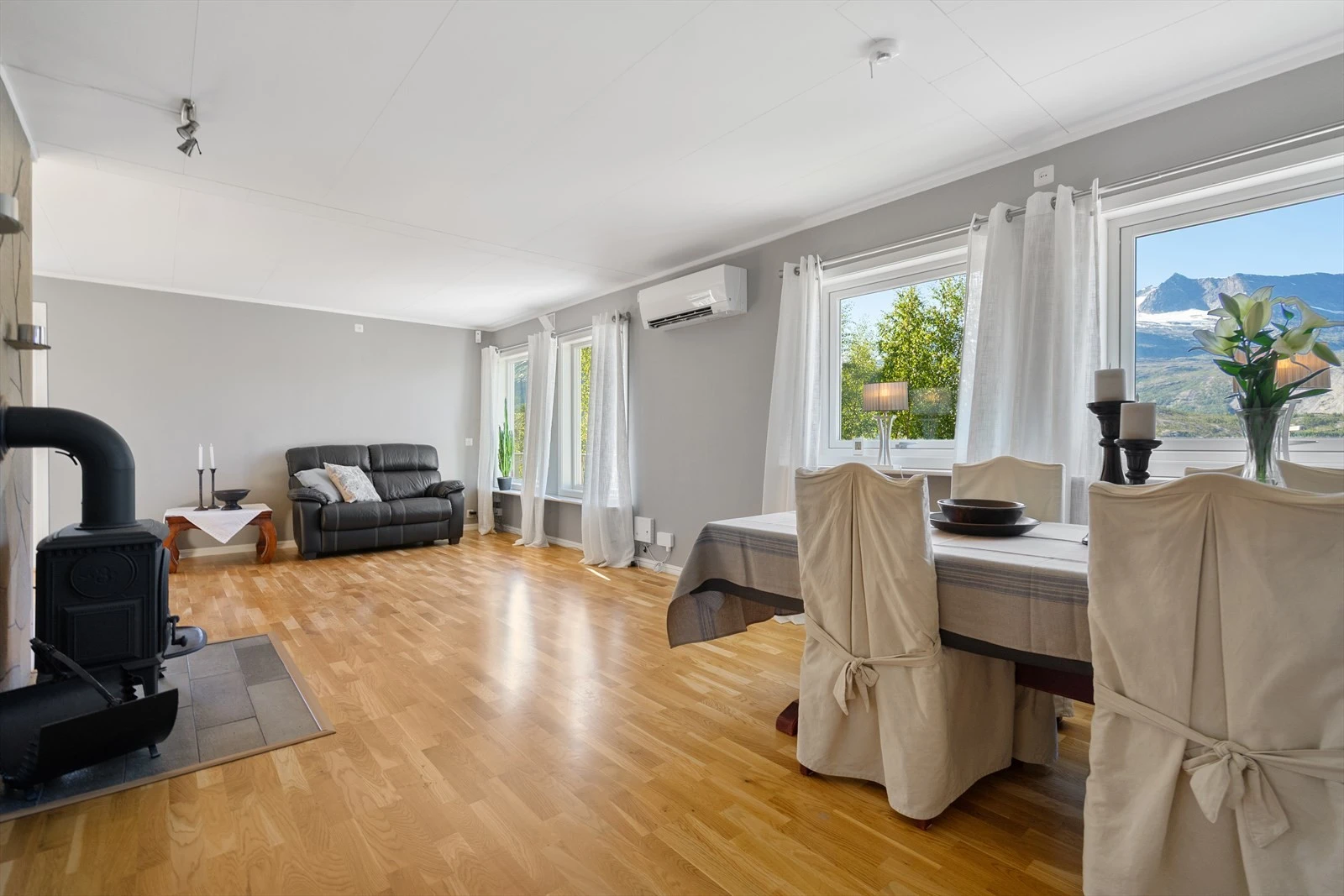 Stuen har plass til både spisebord og sofakrok, perfekt for små og store anledninger Galleribilde