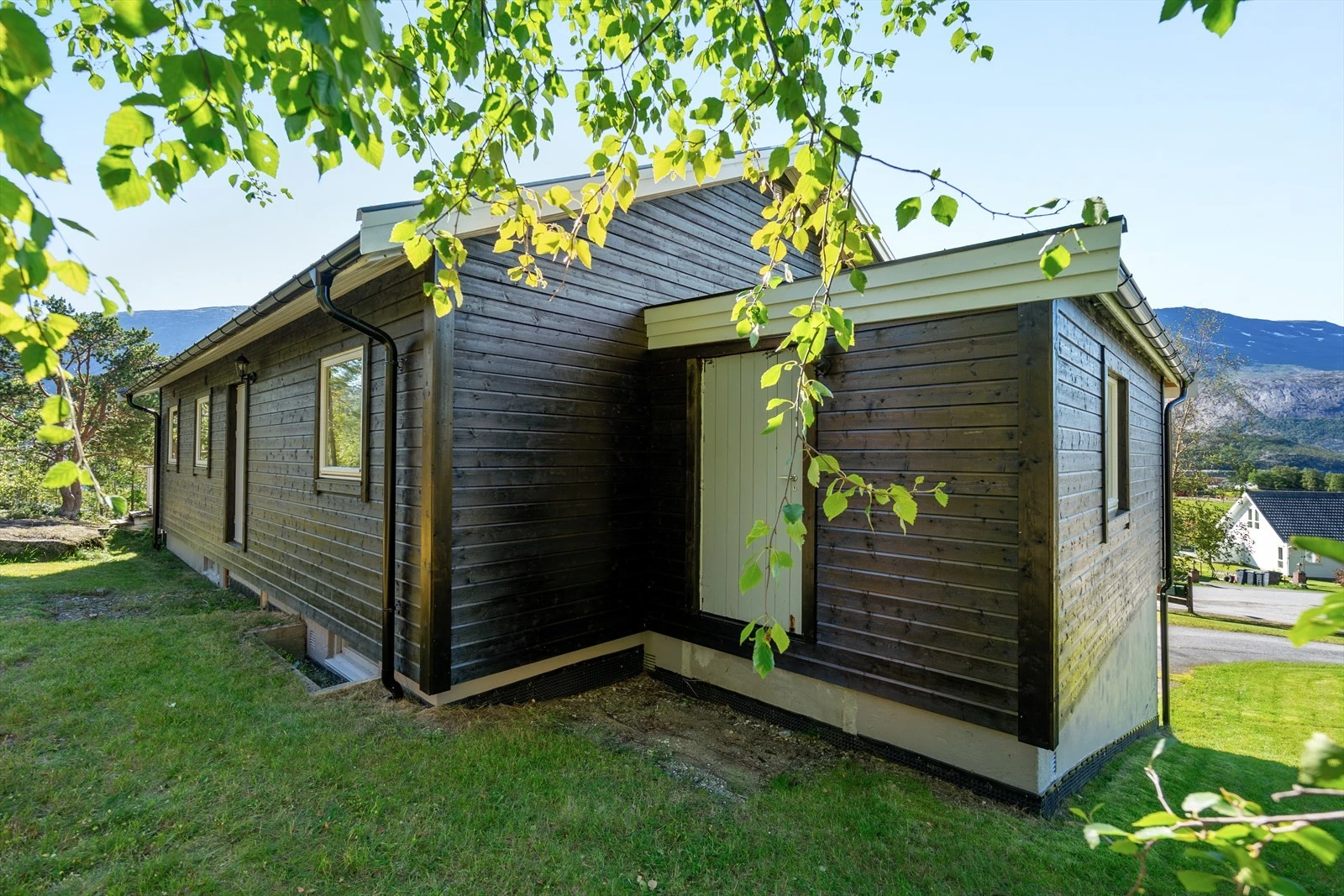 Bak huset er det gode uteområder med plen og naturtomt - ideelt for lek, hageprosjekter eller bare å trekke seg tilbake i roen Galleribilde