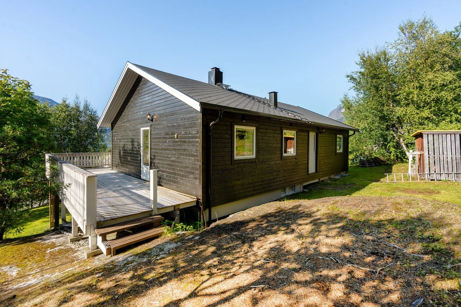 Eiendommen har en lun og privat beliggenhet, omgitt av grønne omgivelser som gir en fredelig atmosfære Galleribilde