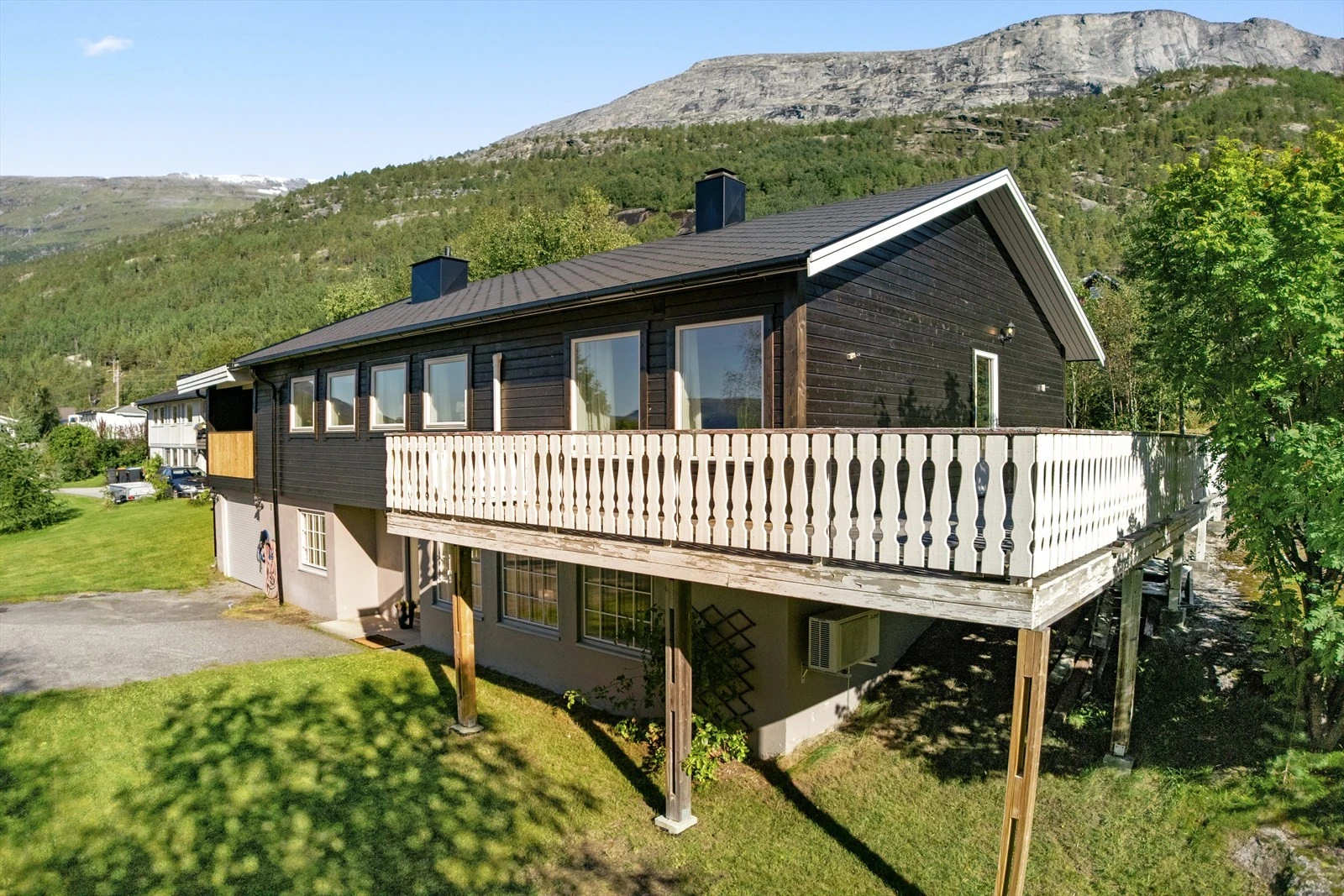 Eneboligen har en flott fasade med store vindusflater som slipper inn mye lys, og en romslig terrasse som vender ut mot den vakre naturen i Skjomen Galleribilde