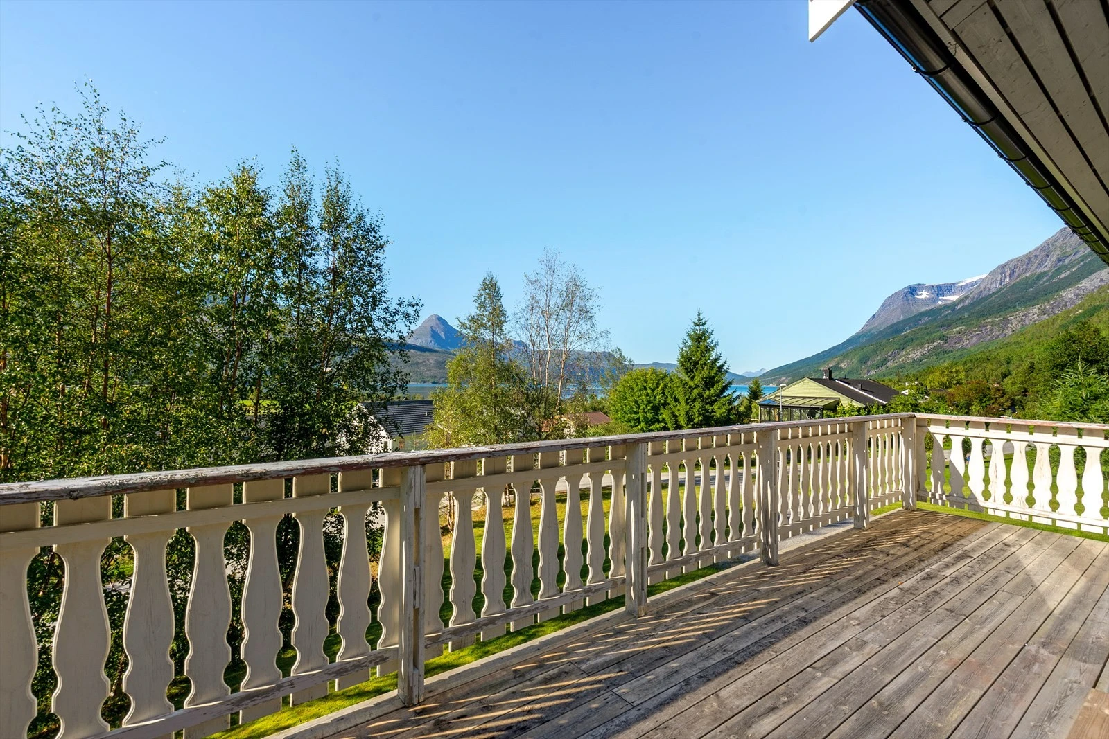 Den romslige terrassen strekker seg langs fasaden og gir deg en fantastisk utsikt over både fjorden og fjellene Galleribilde