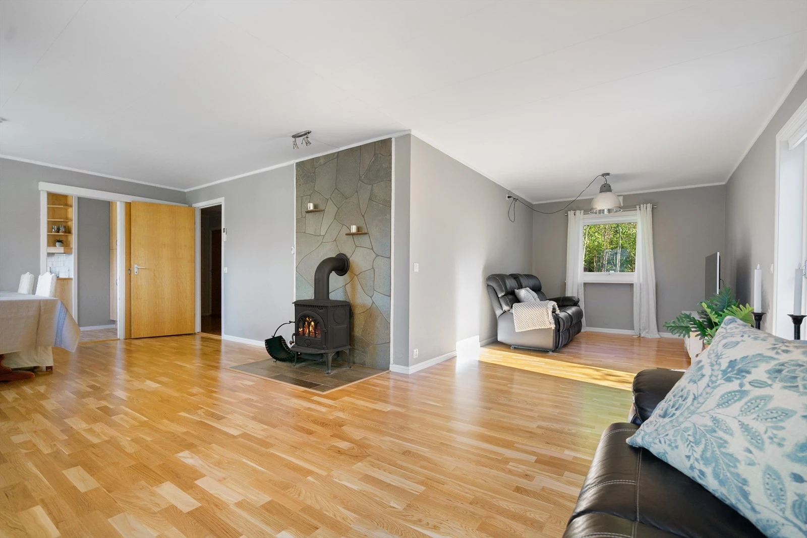 Stuen er romslig og fleksibel, med flere møbleringsmuligheter Galleribilde