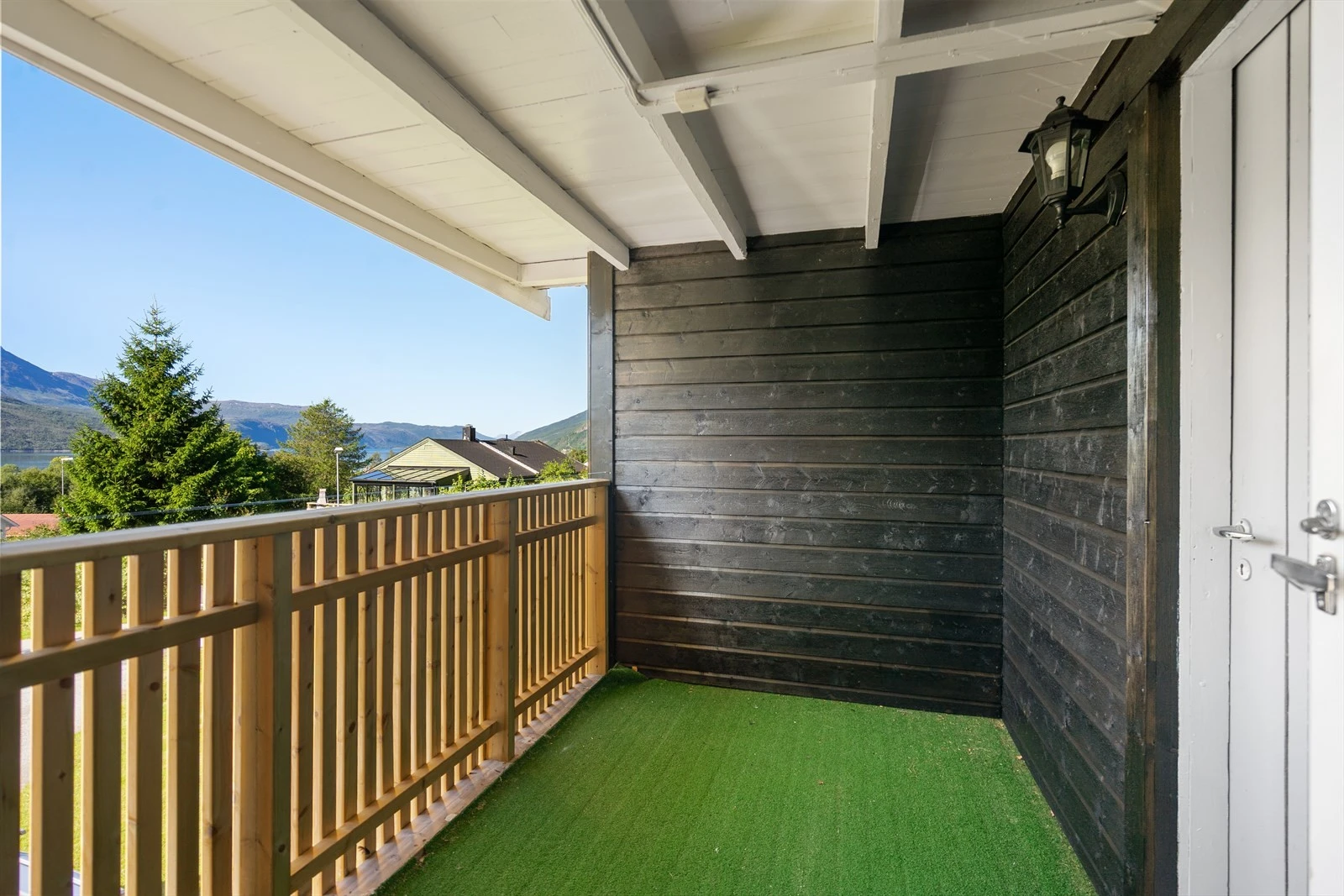Den romslige balkongen har fin utsikt over nærområdet og de majestetiske fjellene i Skjomen Galleribilde