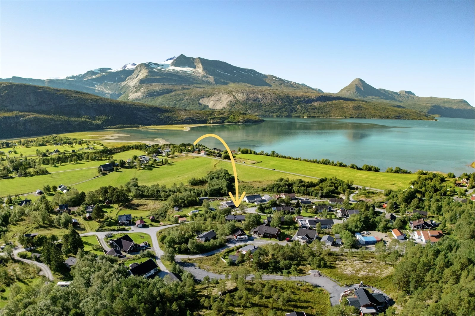Fra luften ser man den flotte beliggenheten tett på fjorden og med majestetiske fjell som bakteppe - et hjem midt i vakre Skjomen Galleribilde