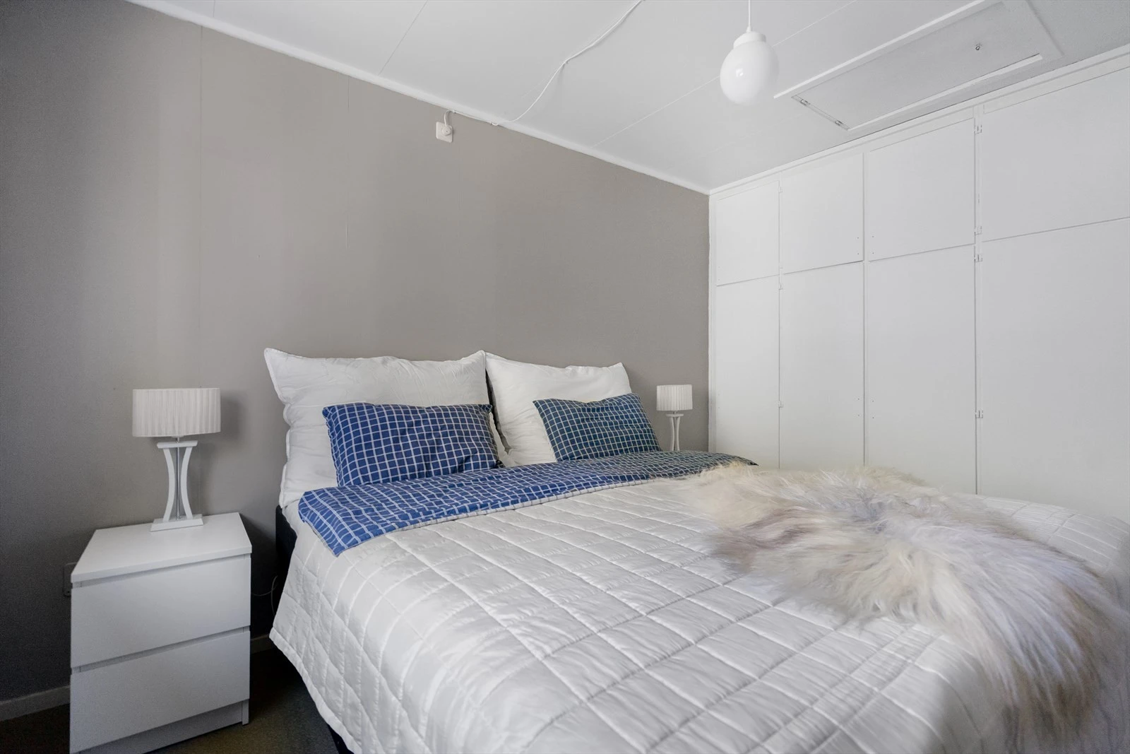 Soverommet har innebygd garderobeløsning - praktisk og rikelig med plass Galleribilde